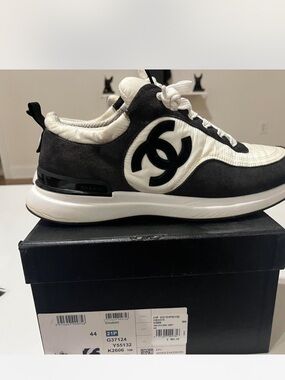 CHANEL Black and White CC Logo Low-Top Sneakers
